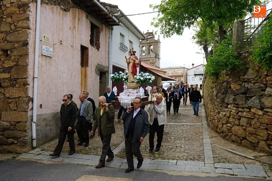 Foto 7 - El Cabaco se sumerge en las fiestas de La Emperr&aacute;