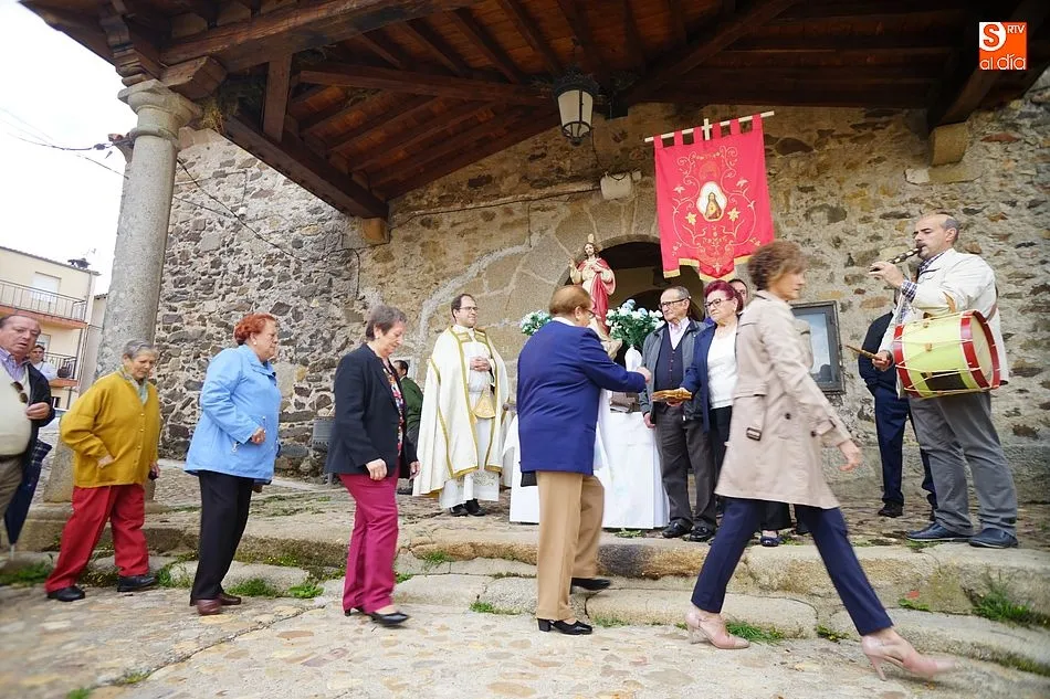 Foto 6 - El Cabaco se sumerge en las fiestas de La Emperr&aacute;
