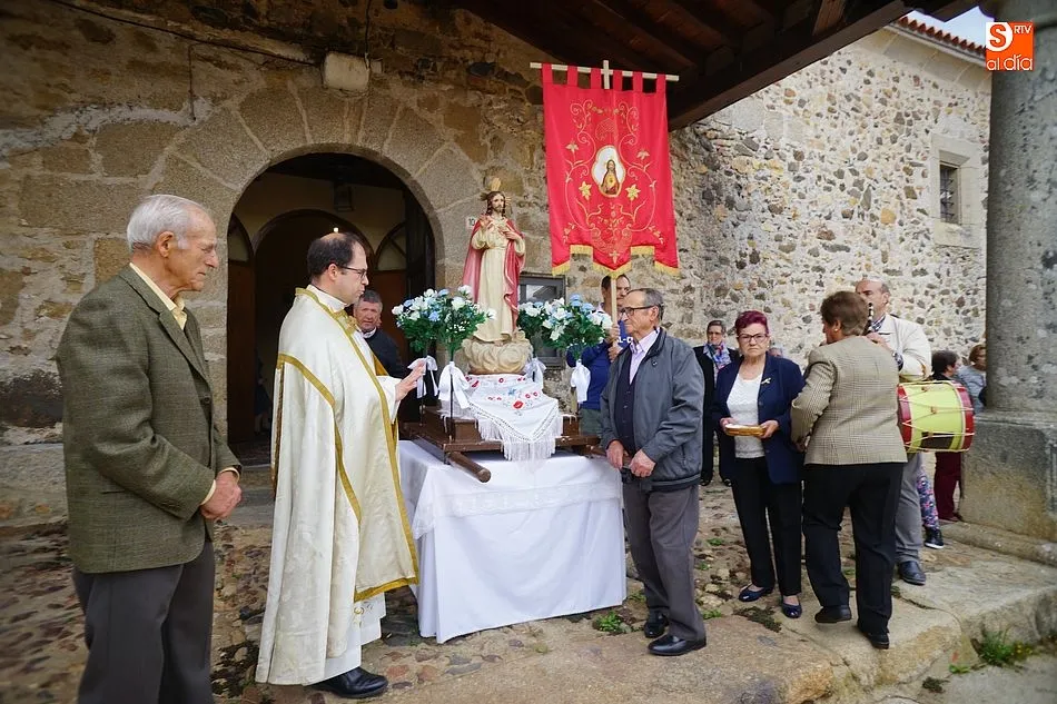 Foto 5 - El Cabaco se sumerge en las fiestas de La Emperr&aacute;