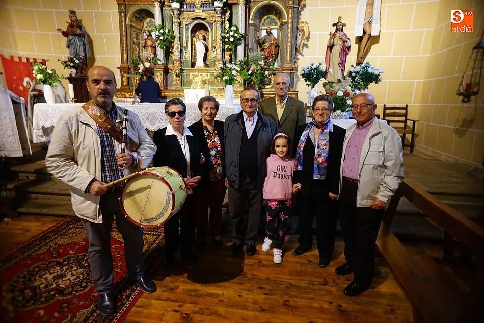 Foto 2 - El Cabaco se sumerge en las fiestas de La Emperr&aacute;