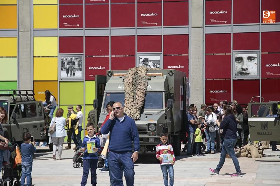 Foto 9 - Los Ej&eacute;rcitos y la Guardia Civil se acercan a los salmantinos en la plaza de la Concordia