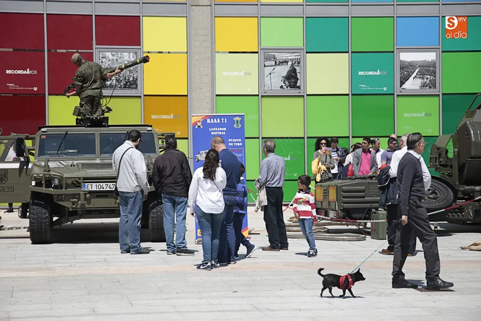 Foto 5 - Los Ej&eacute;rcitos y la Guardia Civil se acercan a los salmantinos en la plaza de la Concordia