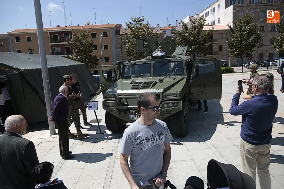 Foto 4 - Los Ej&eacute;rcitos y la Guardia Civil se acercan a los salmantinos en la plaza de la Concordia