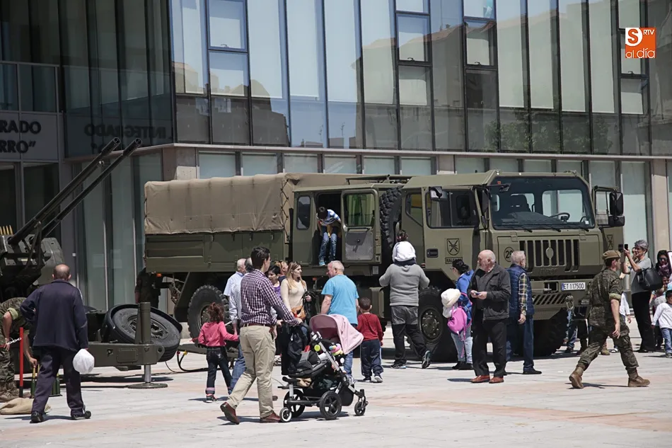 Foto 2 - Los Ej&eacute;rcitos y la Guardia Civil se acercan a los salmantinos en la plaza de la Concordia