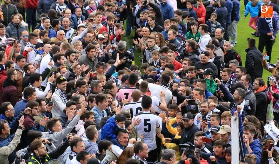 Espectacular regreso al campo de los jugadores del Salmantino UDS  tras rubricar su clasificación. Foto: Alberto  Martín