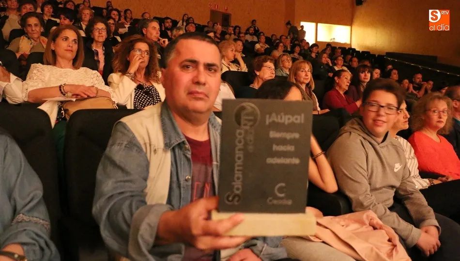 Juan Carlos López Pinto con la placa entregada por Rafael Herrero en nombre de SALAMANCArtv AL DÍA