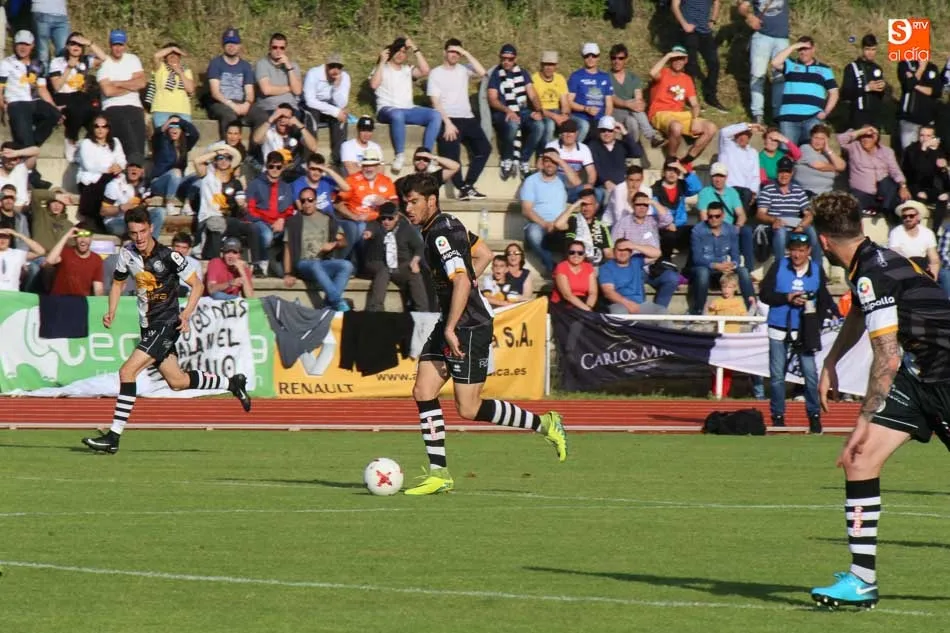 Foto 9 - Unionistas no puede abrir la lata en un partido igualado y el ascenso pasar&aacute; por Don Benito (0-0)