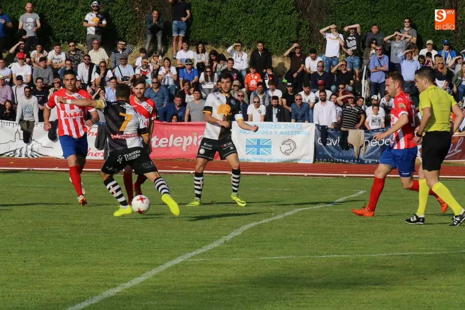 Foto 7 - Unionistas no puede abrir la lata en un partido igualado y el ascenso pasar&aacute; por Don Benito (0-0)