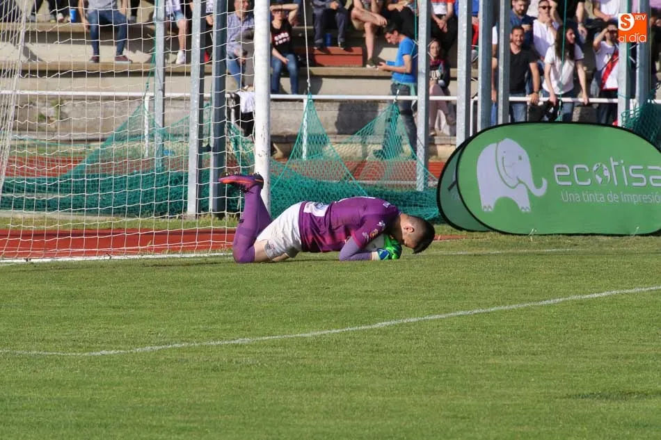 Foto 6 - Unionistas no puede abrir la lata en un partido igualado y el ascenso pasar&aacute; por Don Benito (0-0)
