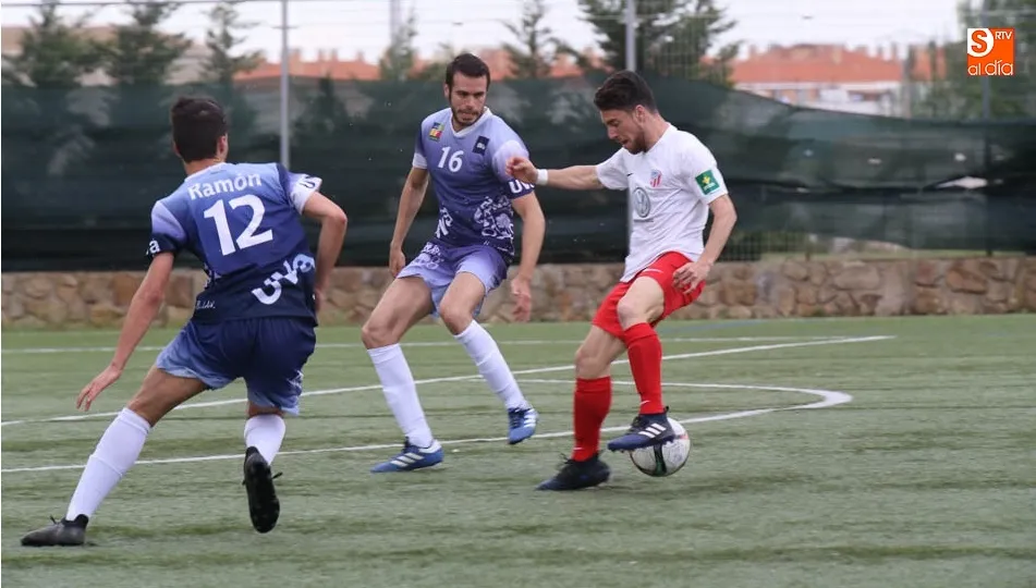 Una acción del encuentro entre el Santa Marta y el Universitario de Valladolid. Fotos: Alberto Martín
