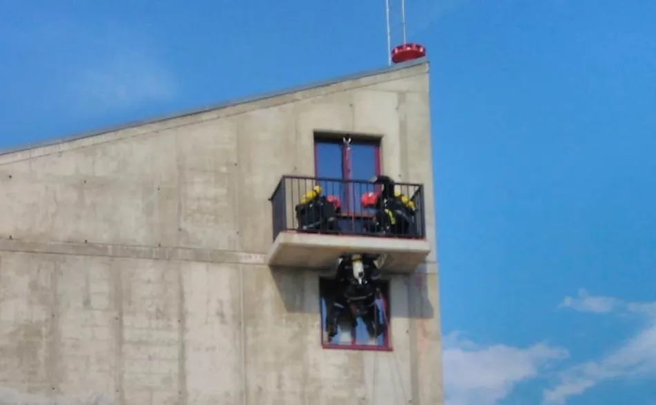 Foto 10 - Los Bomberos llevan a cabo nuevas pr&aacute;cticas en la Torre del Parque  