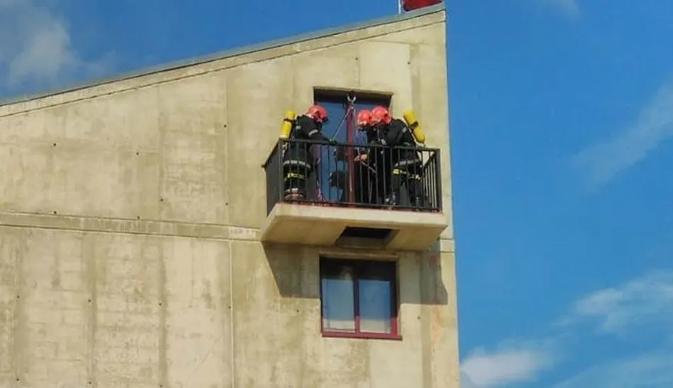 Foto 11 - Los Bomberos llevan a cabo nuevas pr&aacute;cticas en la Torre del Parque  