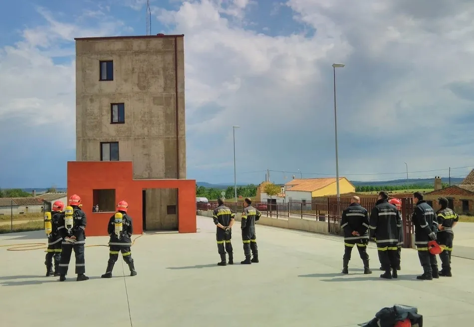 Foto 4 - Los Bomberos llevan a cabo nuevas pr&aacute;cticas en la Torre del Parque  