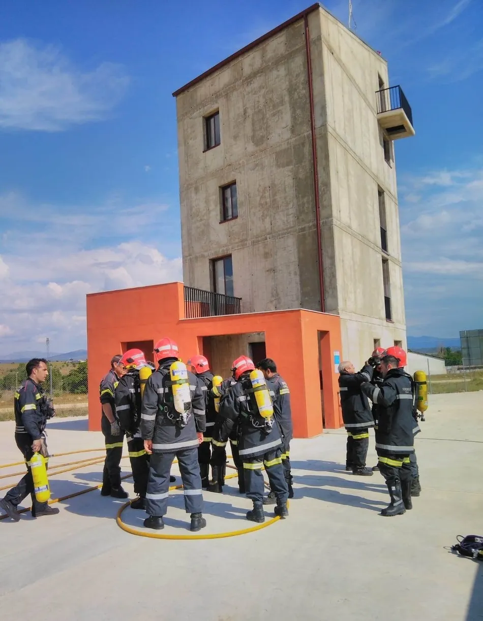 Foto 5 - Los Bomberos llevan a cabo nuevas pr&aacute;cticas en la Torre del Parque  