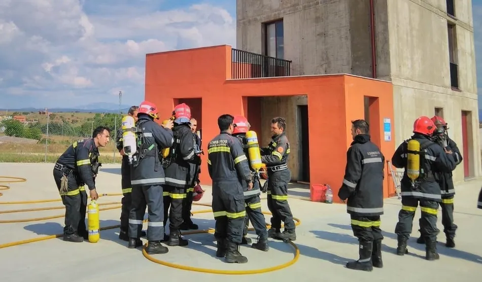 Foto 3 - Los Bomberos llevan a cabo nuevas pr&aacute;cticas en la Torre del Parque  