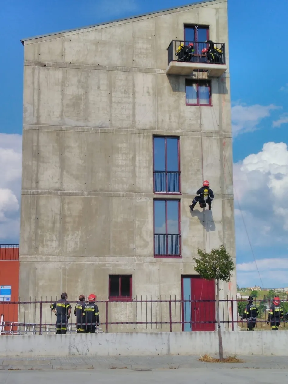 Foto 9 - Los Bomberos llevan a cabo nuevas pr&aacute;cticas en la Torre del Parque  