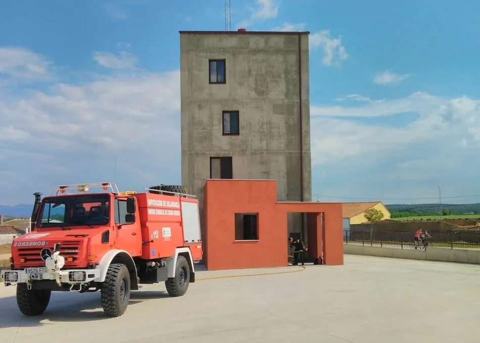 Foto 2 - Los Bomberos llevan a cabo nuevas pr&aacute;cticas en la Torre del Parque  