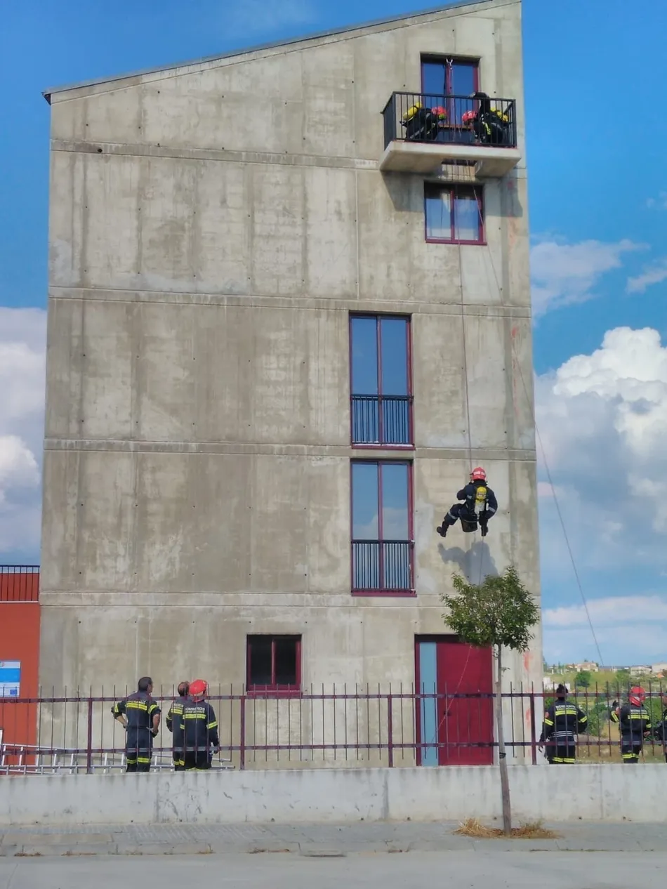 Foto 8 - Los Bomberos llevan a cabo nuevas pr&aacute;cticas en la Torre del Parque  
