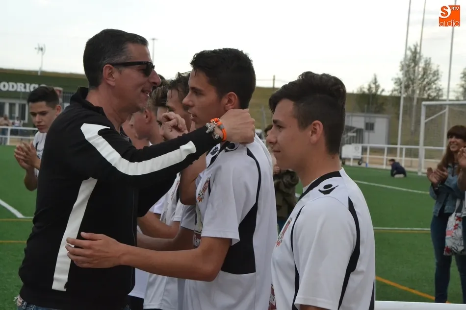 Foto 11 - El Juvenil del Ciudad Rodrigo cierra una &eacute;poca con un carrusel de goles y homenajes  