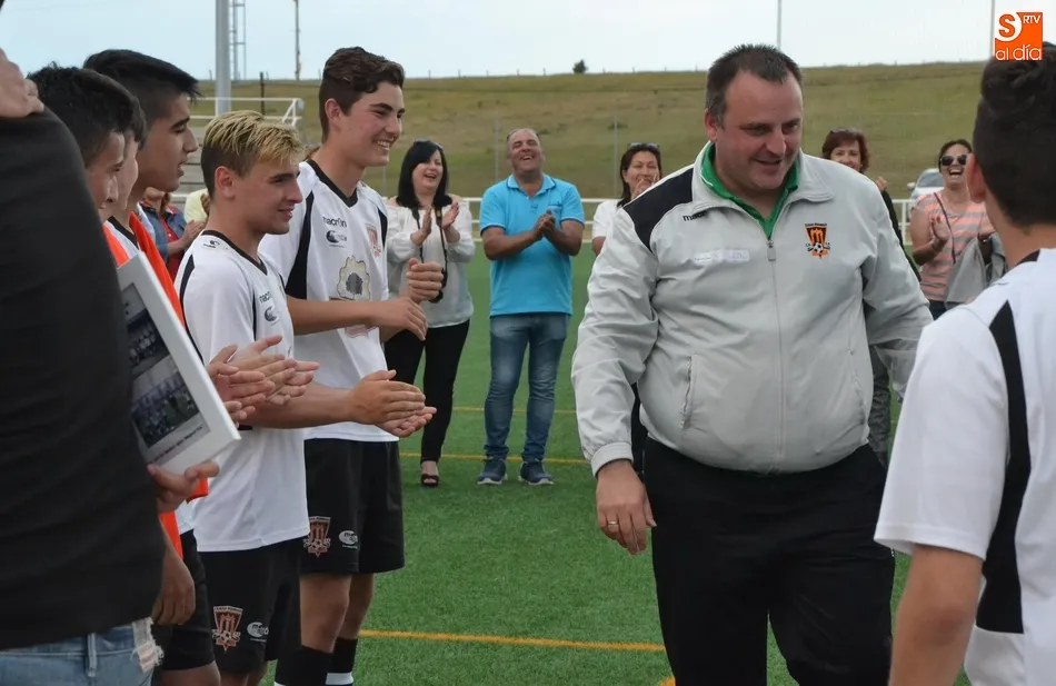 Foto 9 - El Juvenil del Ciudad Rodrigo cierra una &eacute;poca con un carrusel de goles y homenajes  