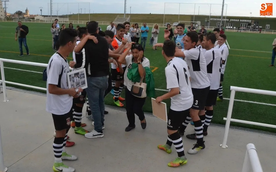 Foto 8 - El Juvenil del Ciudad Rodrigo cierra una &eacute;poca con un carrusel de goles y homenajes  