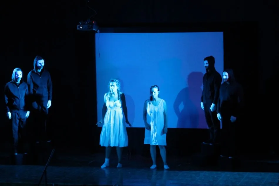 Foto 6 - Buena entrada para ver &lsquo;Mujeres de arena&rsquo; en el Certamen de Teatro Villa de Lumbrales  