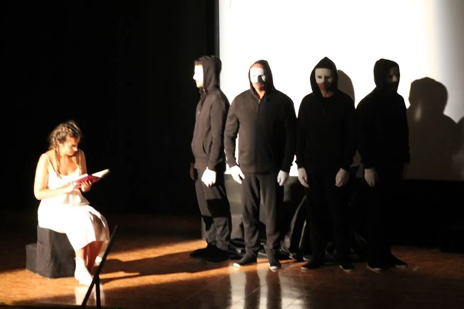 Foto 3 - Buena entrada para ver &lsquo;Mujeres de arena&rsquo; en el Certamen de Teatro Villa de Lumbrales  