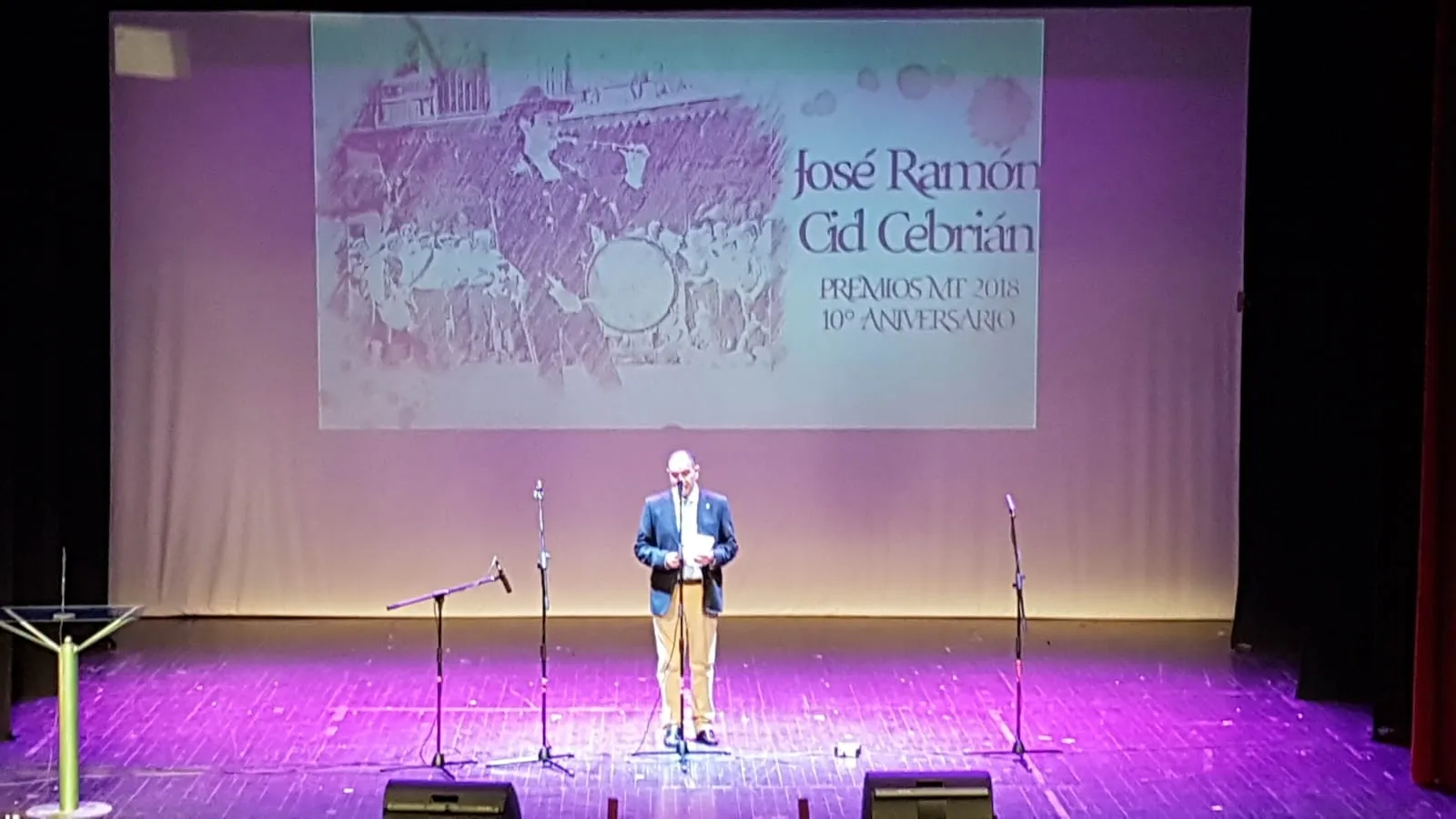 Foto 4 - Jos&eacute; Ram&oacute;n Cid recoge el premio entregado por la Asociaci&oacute;n Reino de Le&oacute;n de Amigos del...