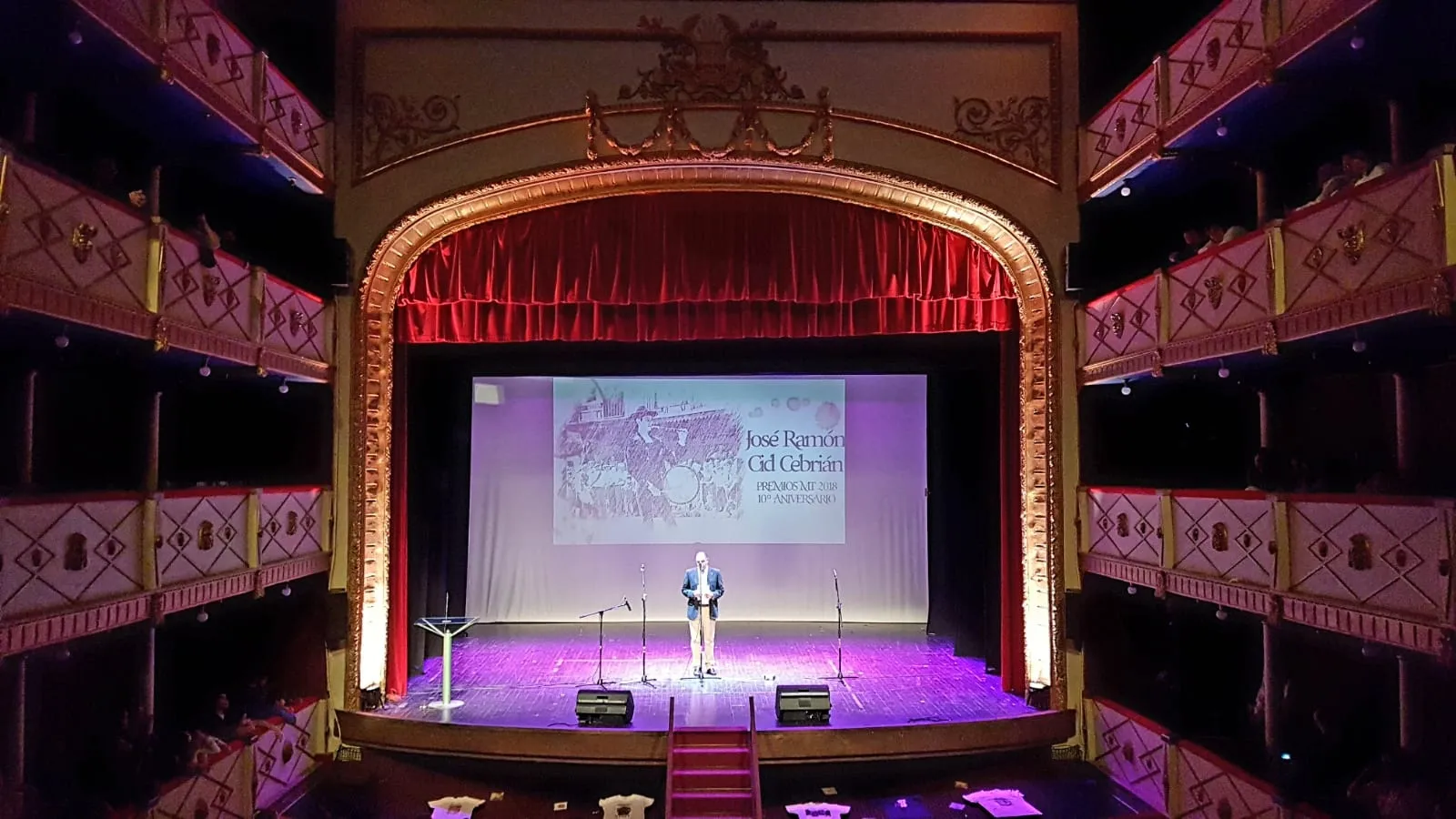 Foto 3 - Jos&eacute; Ram&oacute;n Cid recoge el premio entregado por la Asociaci&oacute;n Reino de Le&oacute;n de Amigos del...