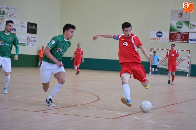 Jorge intenta bloquear el disparo de un rival