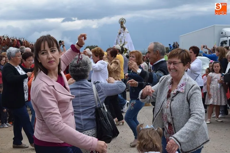 Los fieles bailaron ante la imagen de la Virgen