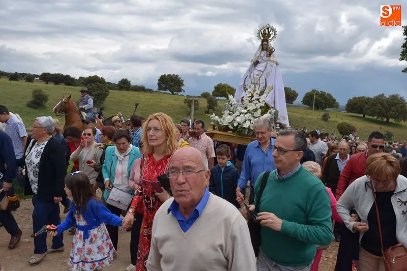 Foto 11 - La Virgen de Valdejimena procesiona entre el fervor y la fiesta