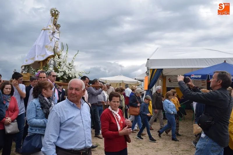 Foto 9 - La Virgen de Valdejimena procesiona entre el fervor y la fiesta