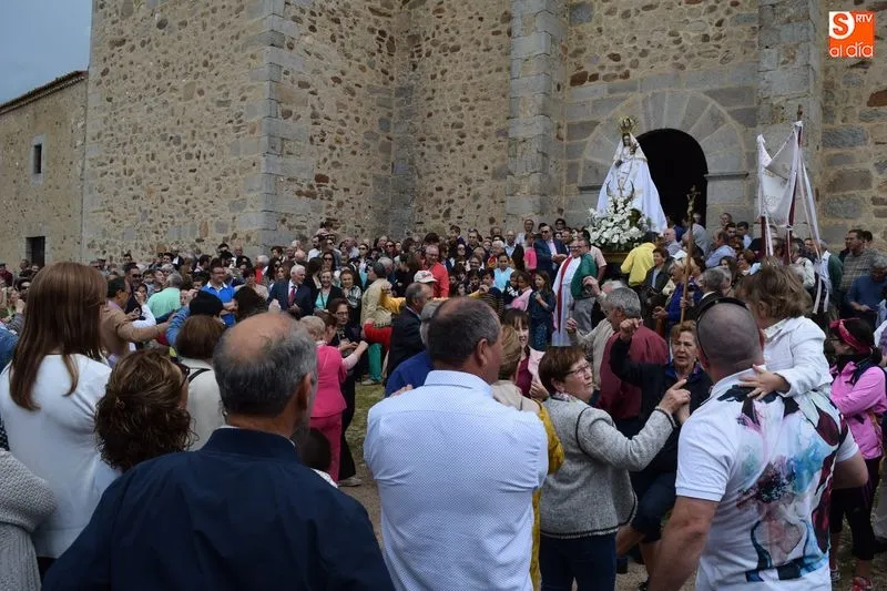 Foto 8 - La Virgen de Valdejimena procesiona entre el fervor y la fiesta