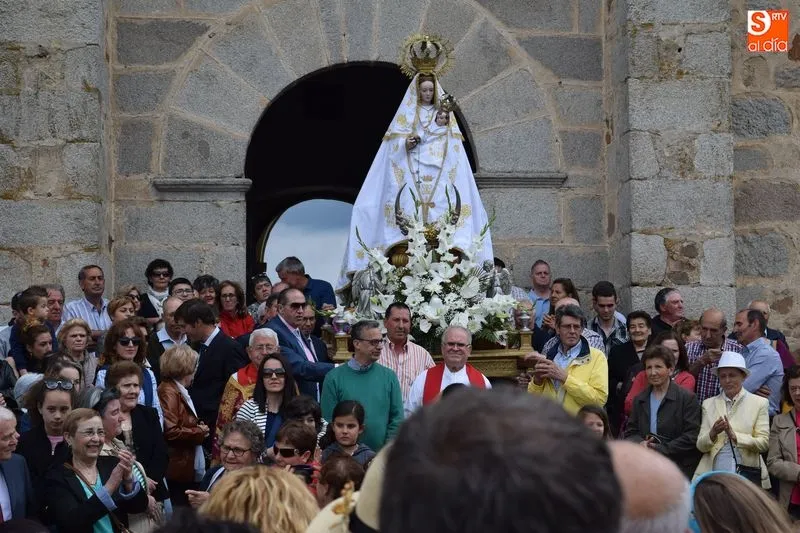 Foto 3 - La Virgen de Valdejimena procesiona entre el fervor y la fiesta