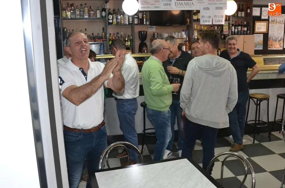 Foto 5 - Los concursantes de Saber y Ganar se despiden de Mir&oacute;briga degustando los platos de la tierra  