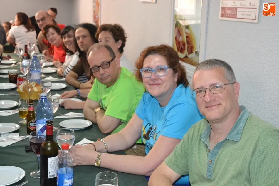 Foto 6 - Los concursantes de Saber y Ganar se despiden de Mir&oacute;briga degustando los platos de la tierra  