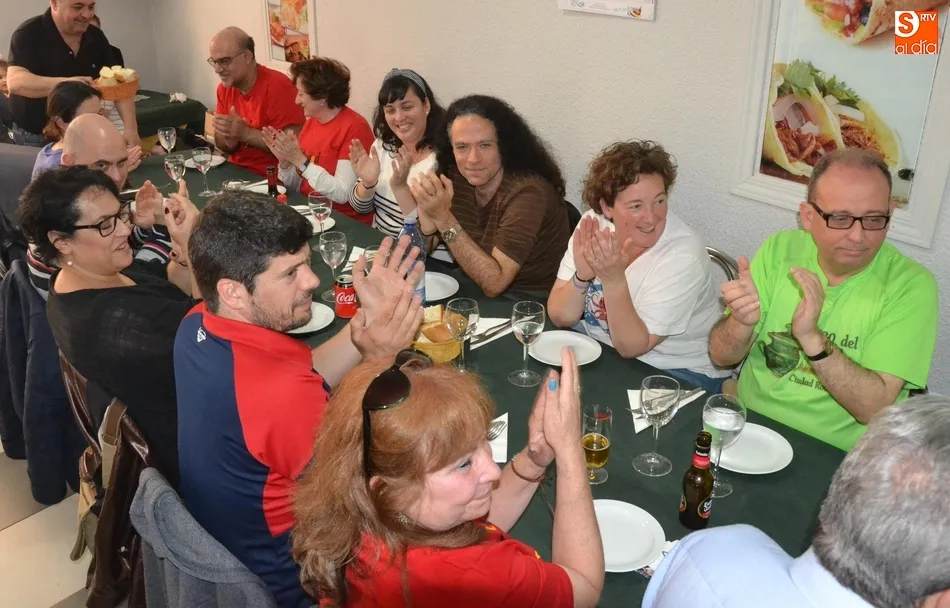 Foto 4 - Los concursantes de Saber y Ganar se despiden de Mir&oacute;briga degustando los platos de la tierra  