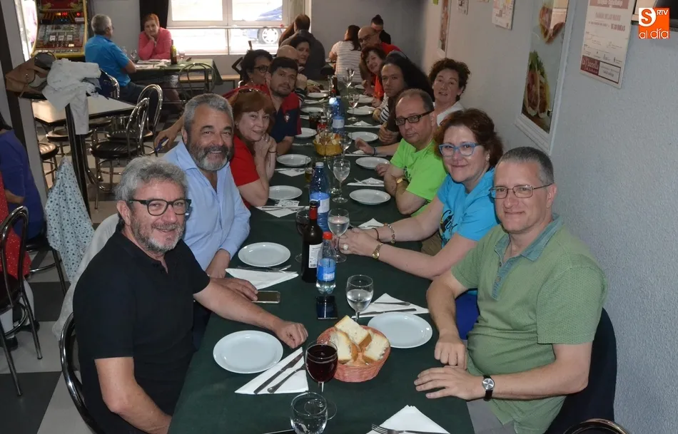 Foto 2 - Los concursantes de Saber y Ganar se despiden de Mir&oacute;briga degustando los platos de la tierra  