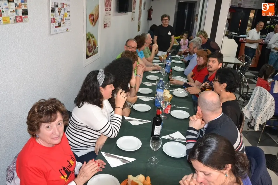 Foto 3 - Los concursantes de Saber y Ganar se despiden de Mir&oacute;briga degustando los platos de la tierra  