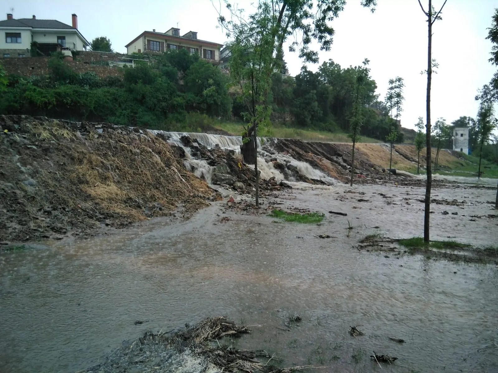 Foto 7 - Un fort&iacute;simo aguacero provoca numerosos problemas en Ciudad Rodrigo  