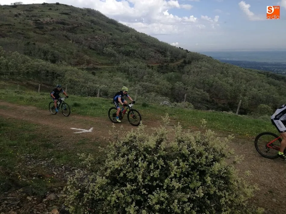 Foto 7 - &Oacute;scar Hern&aacute;ndez y Mar&iacute;a Gil-Garc&iacute;a ganan la IV Subida al Pico Cervero