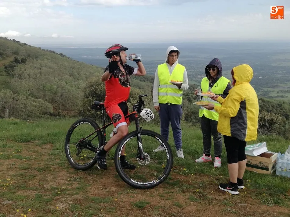 Foto 5 - &Oacute;scar Hern&aacute;ndez y Mar&iacute;a Gil-Garc&iacute;a ganan la IV Subida al Pico Cervero
