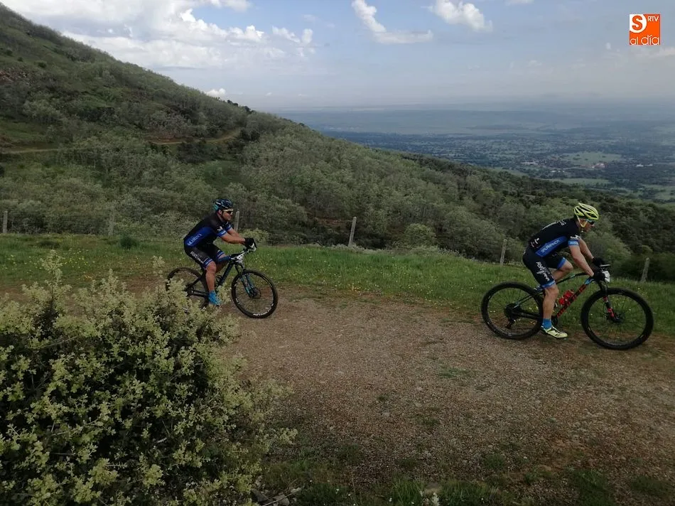 Foto 10 - &Oacute;scar Hern&aacute;ndez y Mar&iacute;a Gil-Garc&iacute;a ganan la IV Subida al Pico Cervero