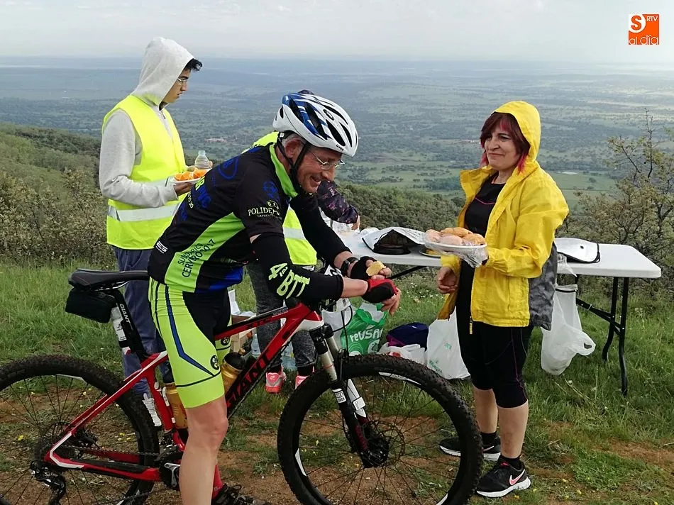 Foto 8 - &Oacute;scar Hern&aacute;ndez y Mar&iacute;a Gil-Garc&iacute;a ganan la IV Subida al Pico Cervero