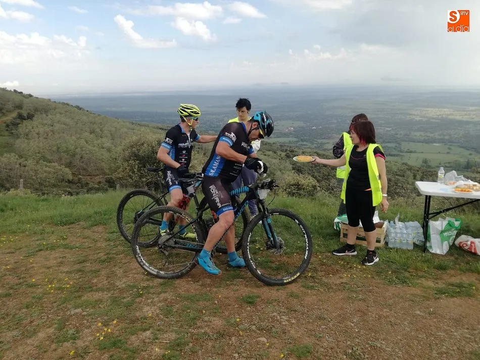 Foto 4 - &Oacute;scar Hern&aacute;ndez y Mar&iacute;a Gil-Garc&iacute;a ganan la IV Subida al Pico Cervero