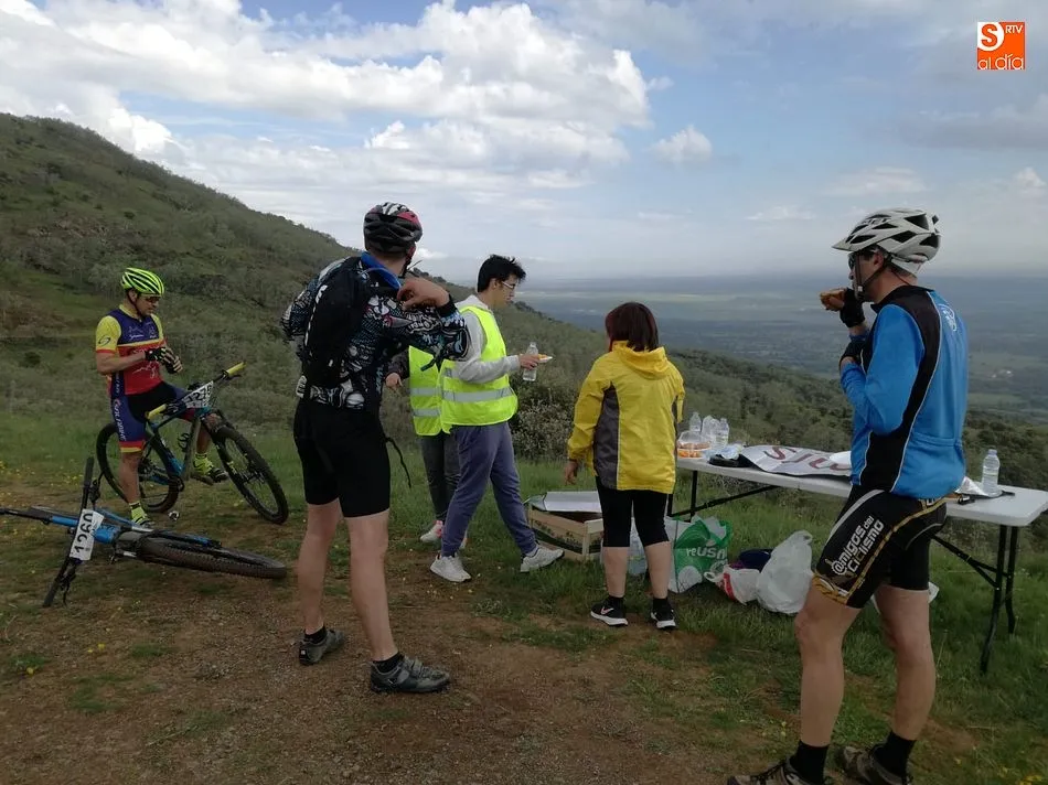 Foto 3 - &Oacute;scar Hern&aacute;ndez y Mar&iacute;a Gil-Garc&iacute;a ganan la IV Subida al Pico Cervero