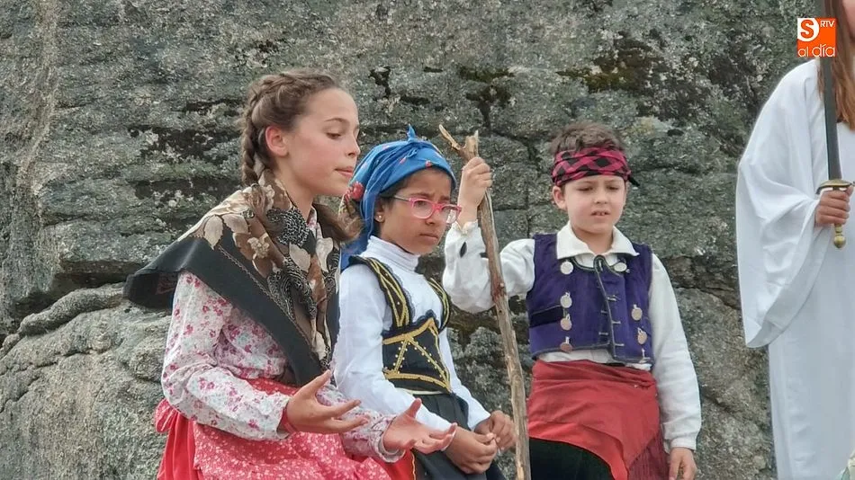 Foto 7 - El p&uacute;blico aplaude la Loa infantil de Cateja Teatro