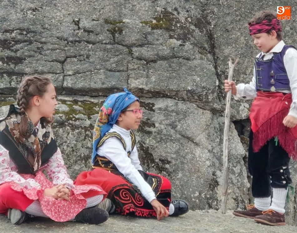 Foto 2 - El p&uacute;blico aplaude la Loa infantil de Cateja Teatro
