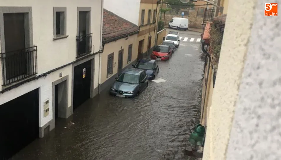 La calle Libertad anegada por el agua en la sobremesa dominical